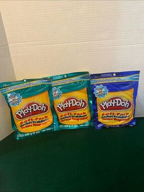 3 x Hasbro Play-Doh Soft -Pack 8oz including shape cutter ( C10 )